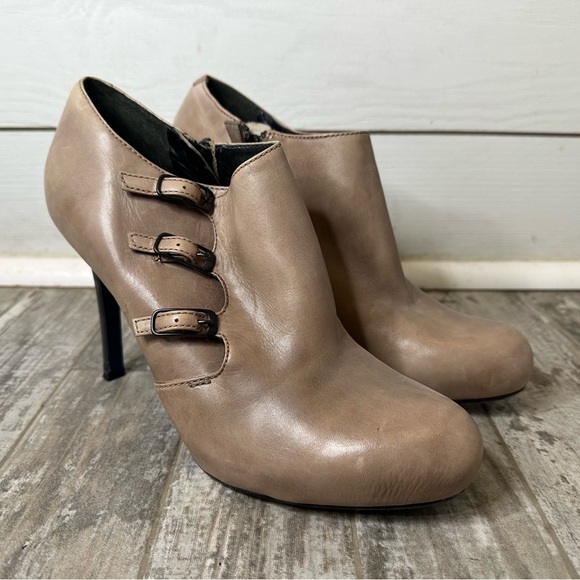 Cole Haan Maria Sharapova Beige Leather 3 Buckle Booties Heels Size 8.5 - Picture 1 of 3